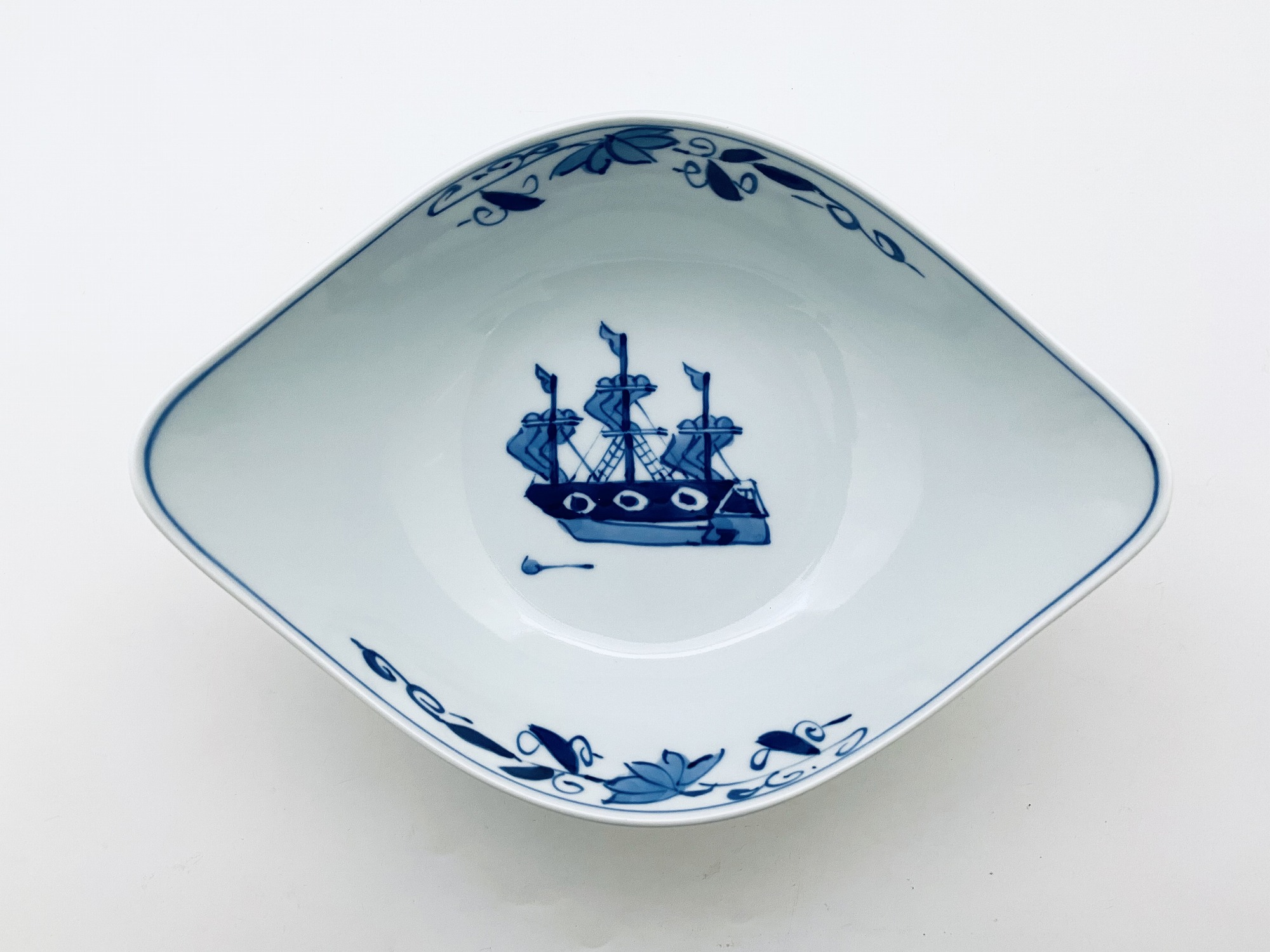 オランダ船舟型盛鉢	しん窯青花