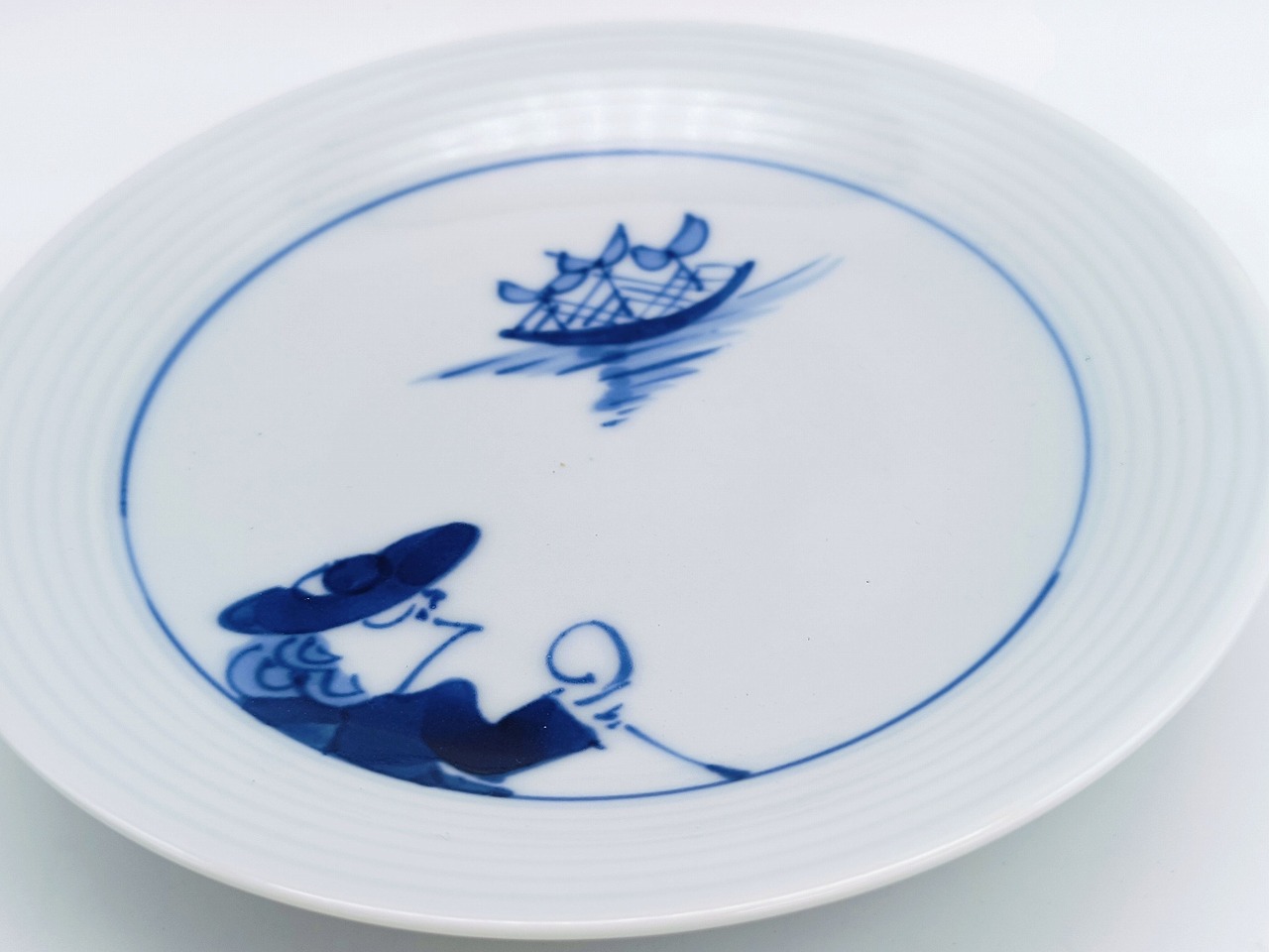 ステッキ異人　反5寸皿（線彫）