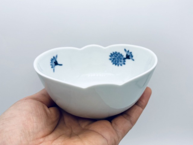 菊散し三つ足楕円小付 しん窯青花匠