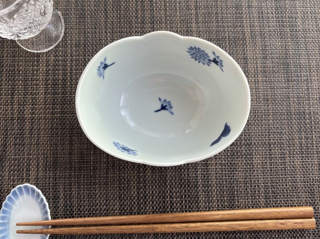 菊散し三つ足楕円小付 しん窯青花匠