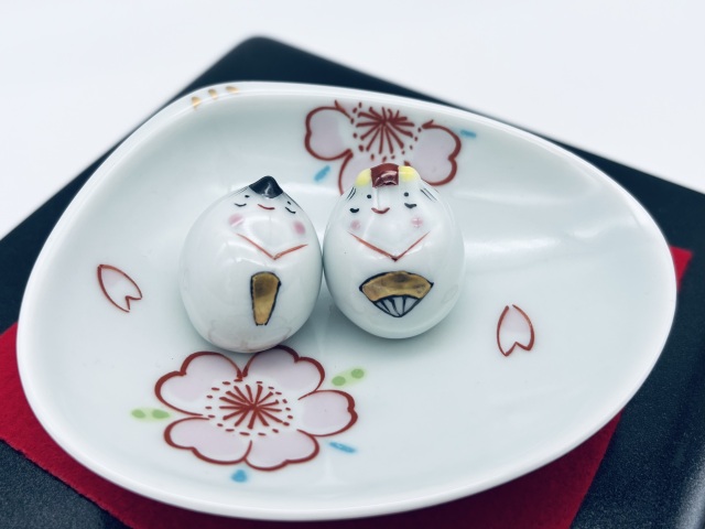豆ひな人形桜絵(台皿.黒台座付き)