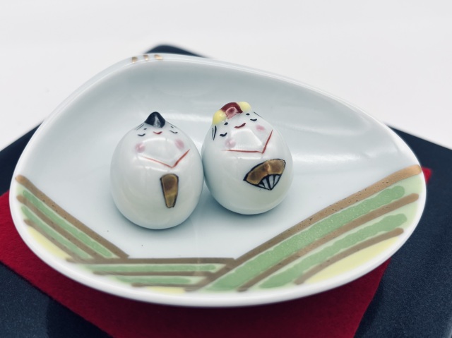 豆ひな人形青海波(台皿.黒台座付き)