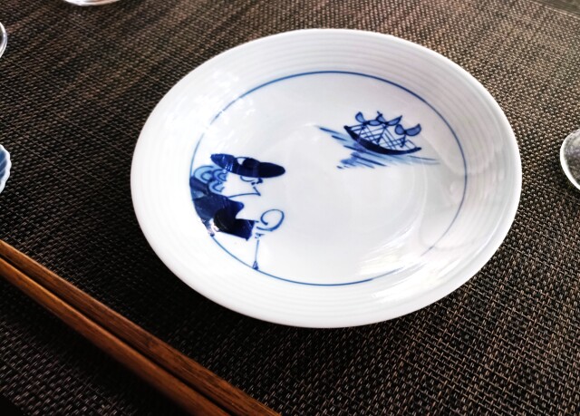 ステッキ異人　反5寸皿（線彫）　しん窯青花　限定商品